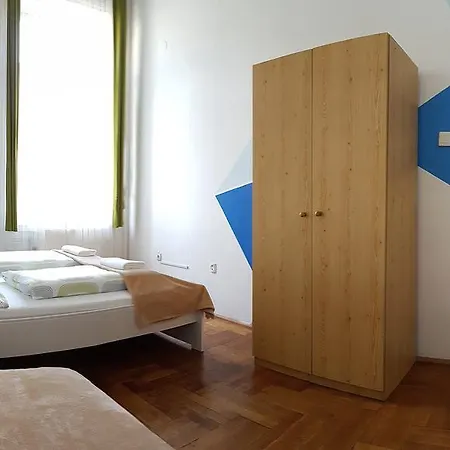 Westend Minihotel Pensión 3*